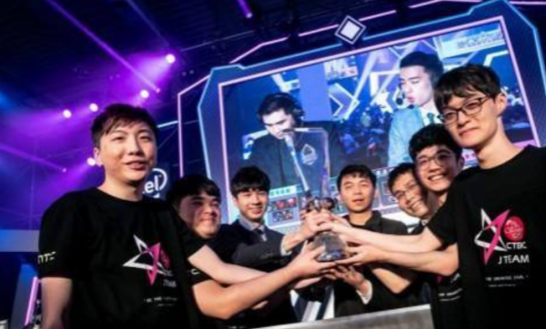 继续逆袭创造历史？ LNG Esports 在第二阶段输了三场比赛，2025赛季的战绩为1胜12负。